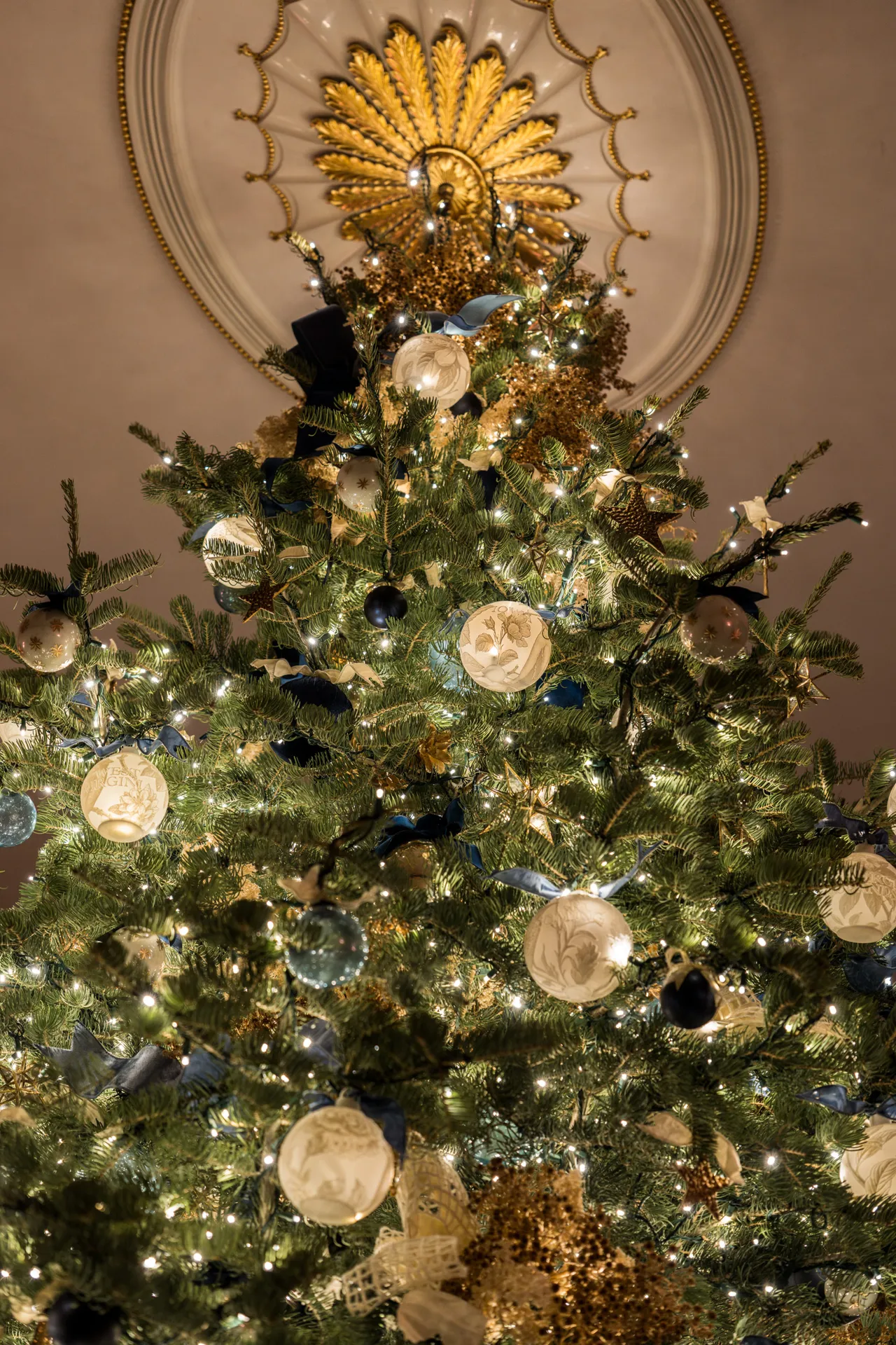 White House staff and volunteers decorate for Christmas, Sunday, November 30, 2025. (Official White House Photo by Andrea Hanks)