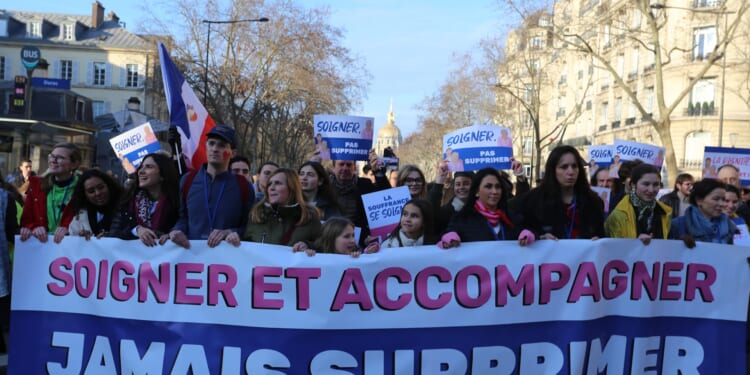 10,000 pro-lifers march in Paris for the annual March for Life