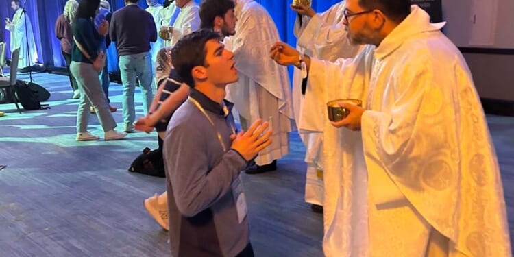 SEEK 2026 in Texas opens with rock concert by a priest, Mass