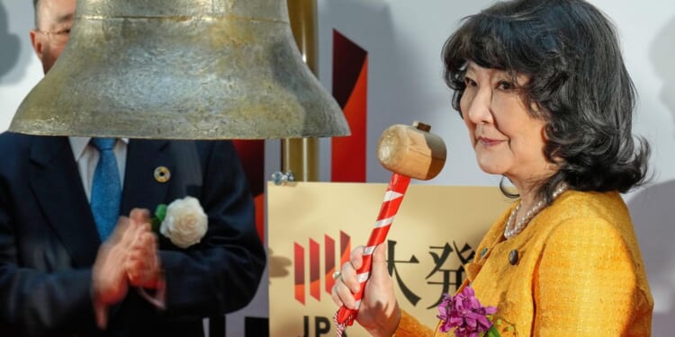 Oil prices fall back after the U.S. capture of Venezuelan leader Nicolas Maduro