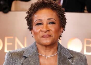Wanda Sykes Accepts Ricky Gervais’ Golden Globe Award, Thanks Trans Community