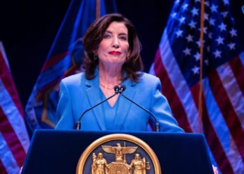 Kathy Hochul moves to thread needle between Democratic divides ahead of election