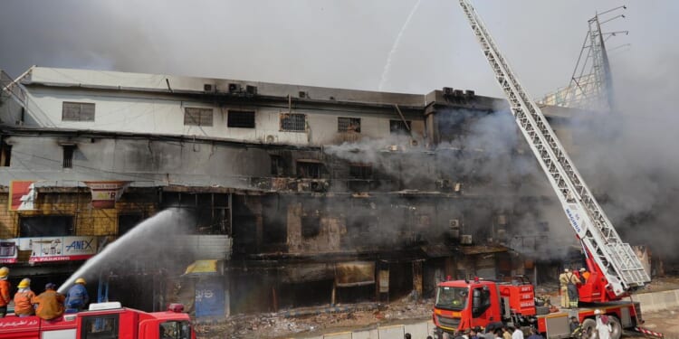 6 fatalities after fire at a shopping plaza in the Pakistani city of Karachi
