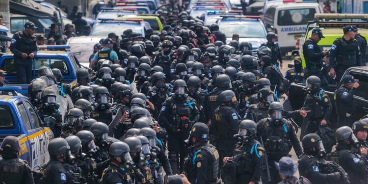 Guatemala Declares Siege After Gangsters Seize Prisons, Take Hostages