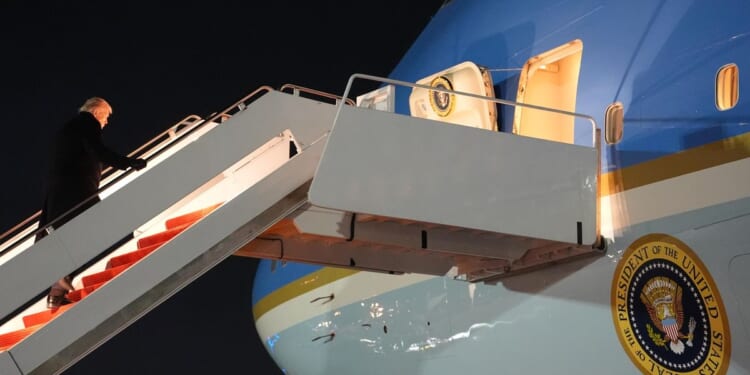 Air Force One returns to Andrews due to minor electrical issue, White House says