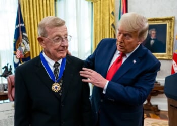 Hall Of Fame Coach And Notre Dame Icon Lou Holtz Enters Hospice Care