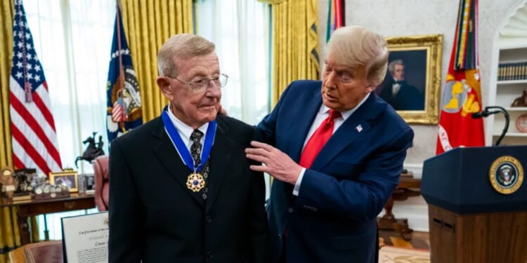 Hall Of Fame Coach And Notre Dame Icon Lou Holtz Enters Hospice Care