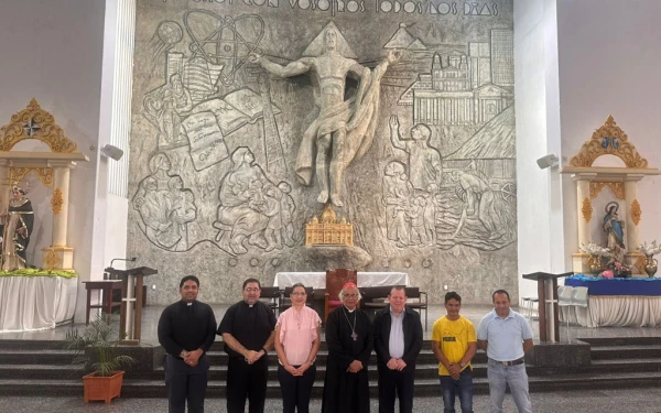 Cardinal Brenes and others in front of the restored mural of the Risen Christ. Credit: Archdiocese of Managua