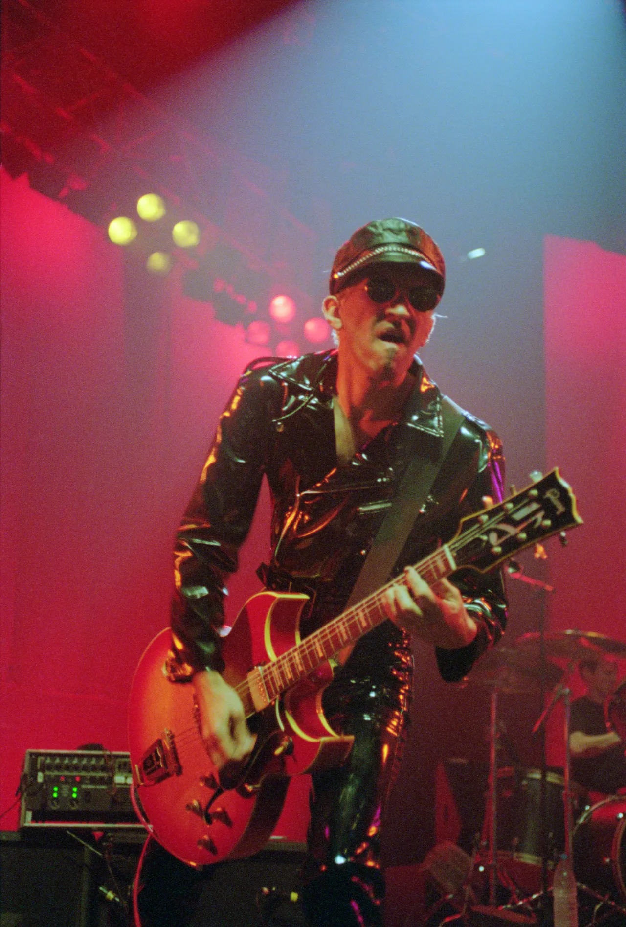 American musician and guitarist Pat Smear performs live on stage with rock group Foo Fighters at Brixton Academy in London in November 1995. (Photo by Brian Rasic/Getty Images)