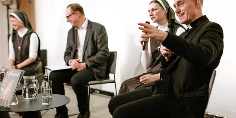 Gänswein says he prays to Benedict XVI, confirms hope for beatification cause