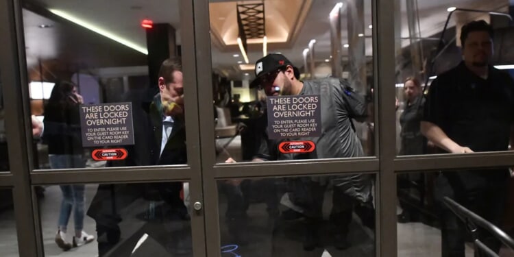 Hotel Kicks Out ICE Agents As Threats From Left-Wing Mobs Grow