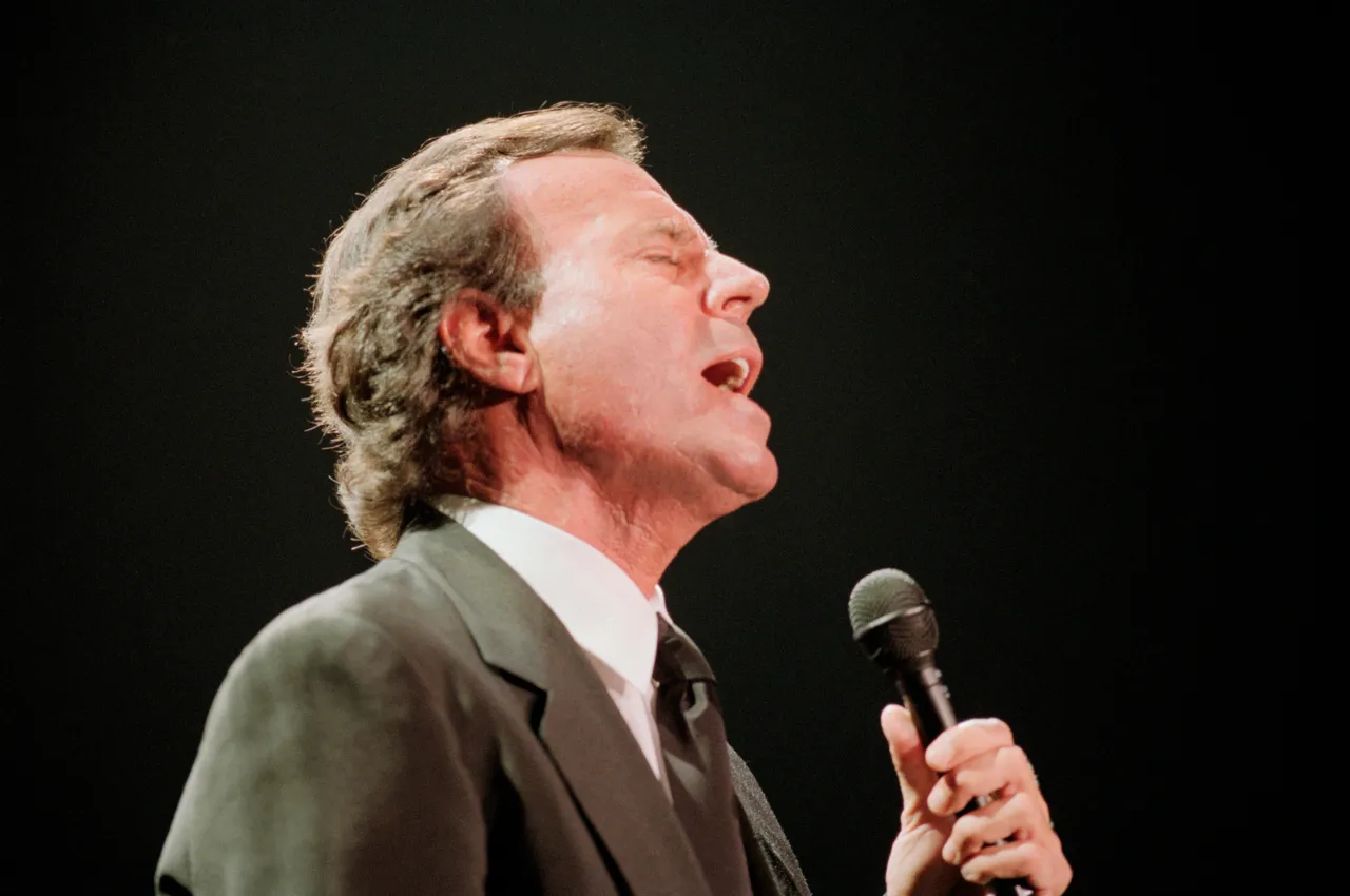 Spanish singer Julio Iglesias performs live on stage at Wembley Arena in London on 4th June 1995. (Photo by Brian Rasic/Getty Images)