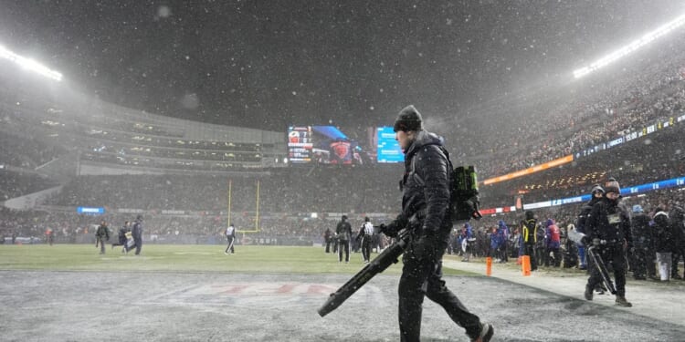 Massive 100-vehicle pileup in Michigan as snowstorm moves across the country