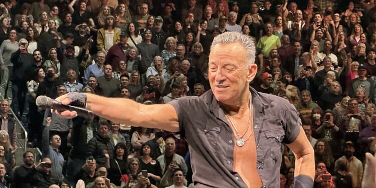 Springsteen’s ‘Streets of Minneapolis’ an Ode to Fascists Obstructing the Law | The American Spectator