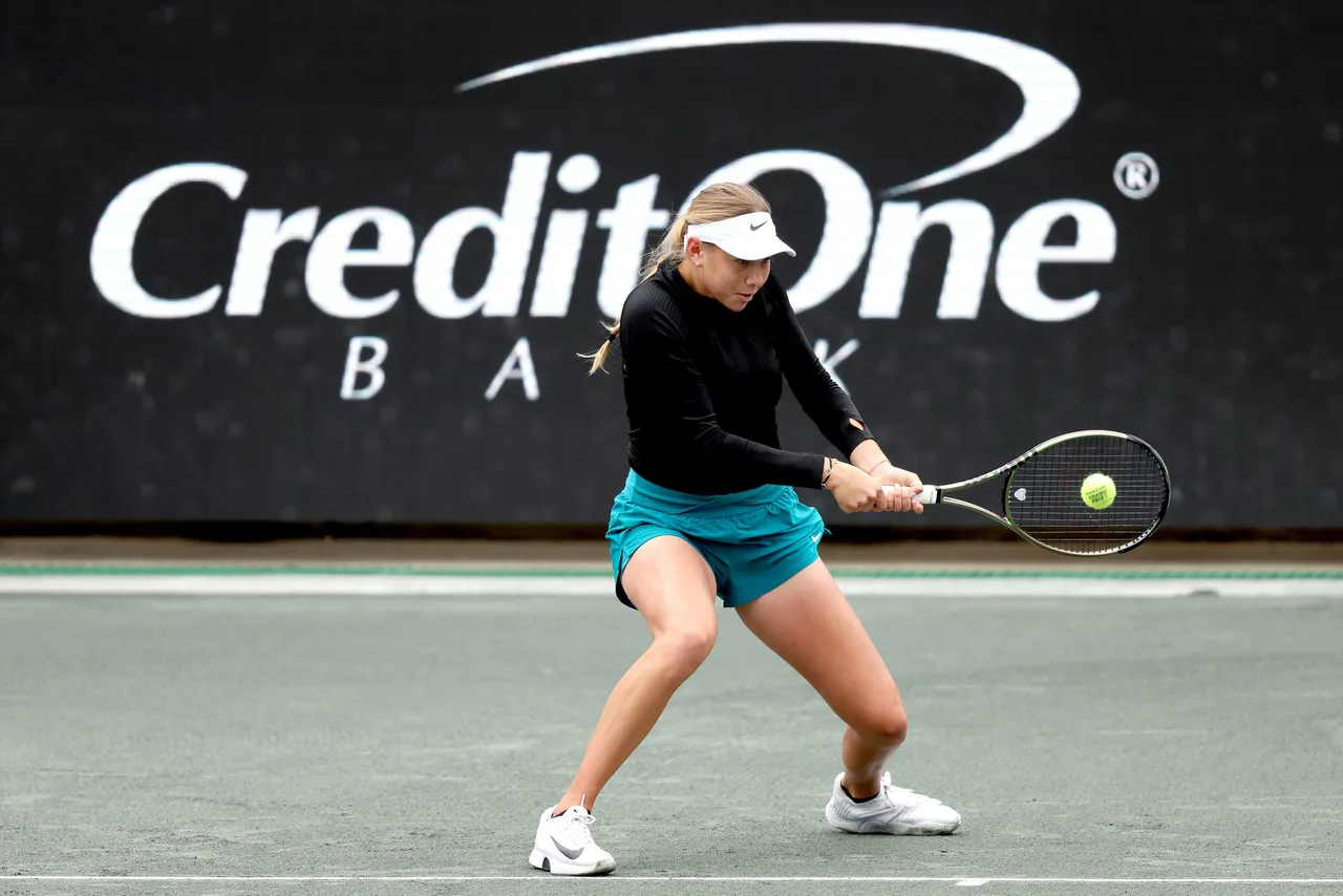 CHARLESTON, SOUTH CAROLINA - APRIL 09: Amanda Anismova returns a shot to Ons Jabeur of Tunisia during the semifinals of the Credit One Charleston Open at Credit One Stadium on April 09, 2022 in Charleston, South Carolina. (Photo by Matthew Stockman/Getty Images)
