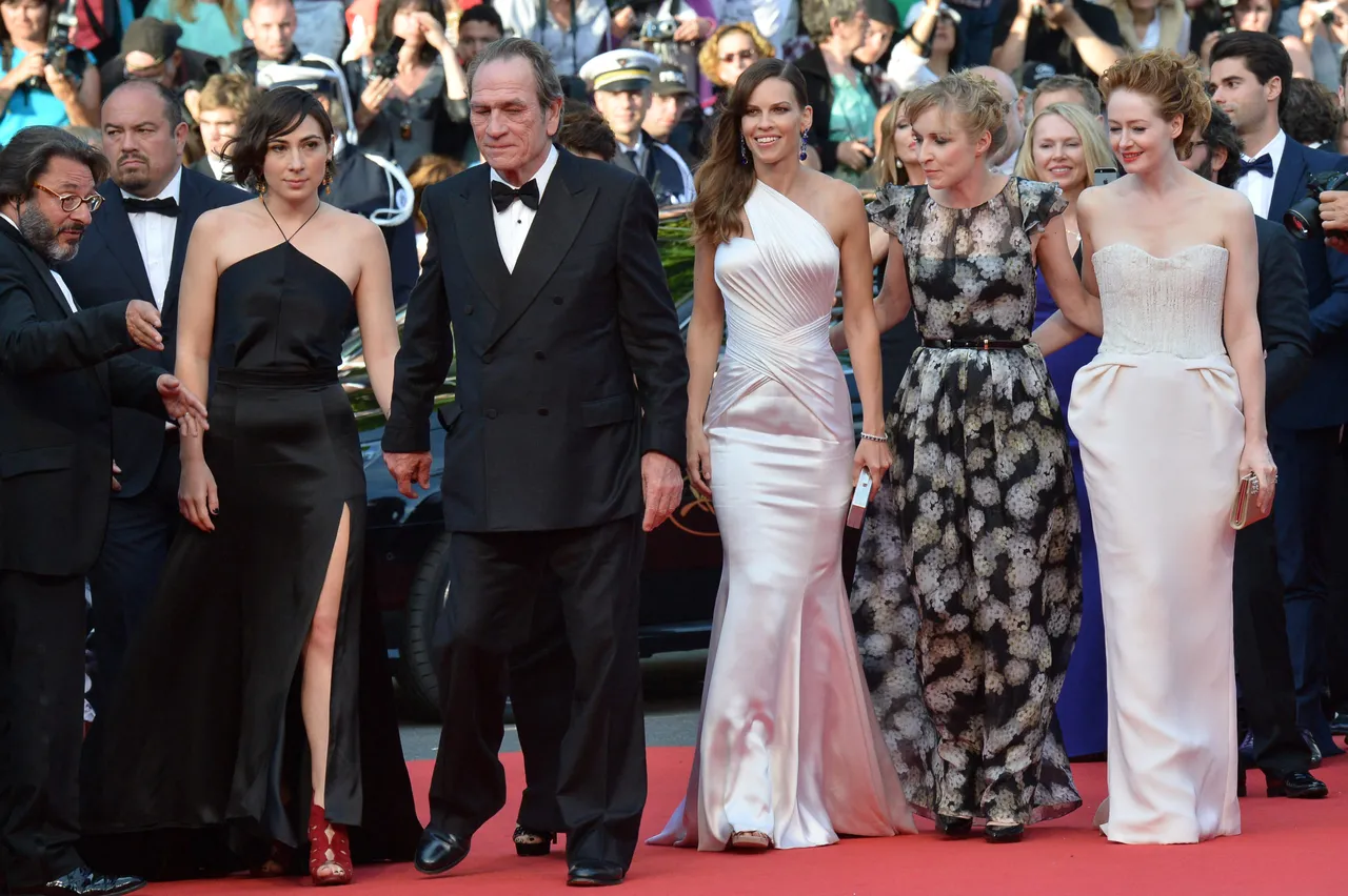 US actor and director Tommy Lee Jones and his daughter Victoria (L), US actress Hilary Swank (C), Danish actress Sonja Richter (2ndR) and Australian actress Miranda Otto arrive for the screening of the film 