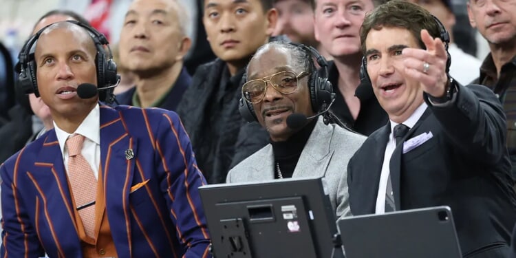 Warriors’ Steve Kerr Has Grade-A Crashout In Scene That Was Made Golden By … Snoop Dogg?