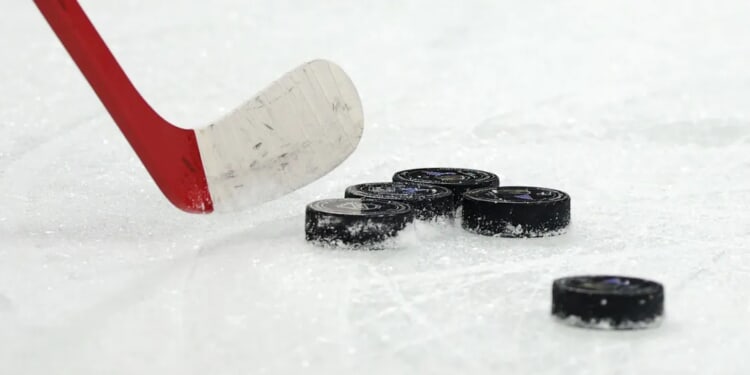 Youth Hockey Players Get Into Wild Royal Rumble-Style Brawl With Not A Single Referee Breaking Things Up