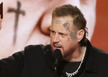 Jelly Roll Chokes Up On Stage While Thanking Jesus