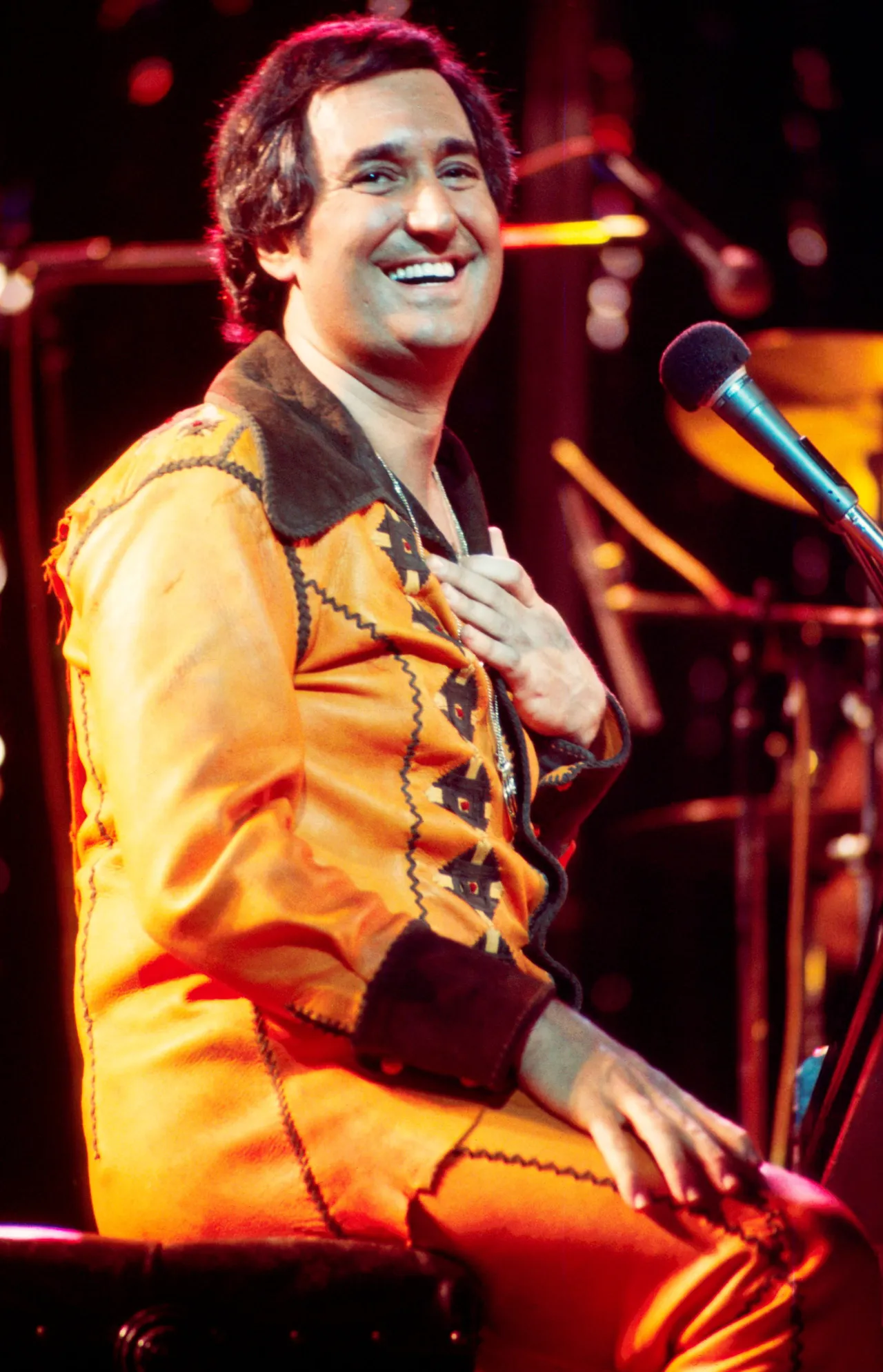 Neil Sedaka performs on stage, London, April 1977. (Photo by Michael Putland/Getty Images)