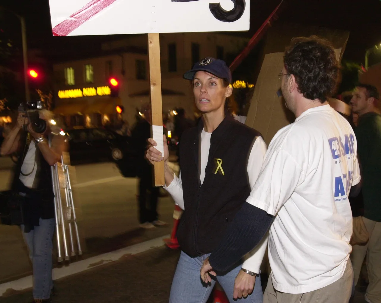 380361 06: Actress Alexandra Paul participates in a rally for the Screen Actors Guild strike at the premiere of Twentieth Century Fox''s "Bedazzled" October 17, 2000 in Westwood, CA. The Screen Actors Guild is upset with model/actress Elizabeth Hurley, the film''s star, for shooting an Estee Lauder make-up commercial. The Guild has been on strike to demand fair wages for their trade and they see Hurley as a picket line buster. (Photo by Chris Weeks/Liaison)