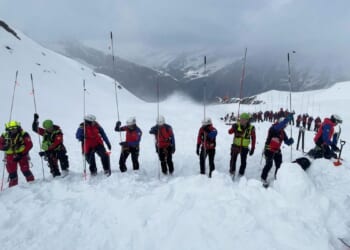 A deadly South Tyrol avalanche kills 2 skiers, trapping 25 near the Austria border