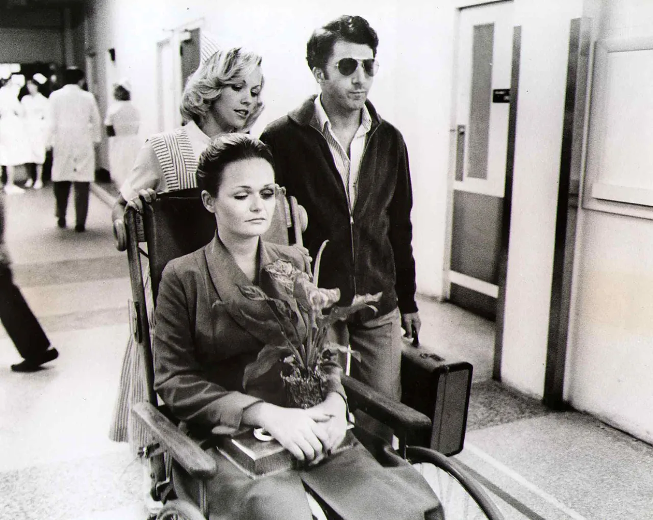 Kino. Lenny, Lenny, Lenny, Lenny, Dustin Hoffman, Valerie Perrine (sitz.) Eine Krankenschwester begleitet Honey (Valerie Perrine,sitz.) und ihren Mann Lenny (Dustin Hoffman) bis zum Ausgang des Krankenhauses., 1974. (Photo by FilmPublicityArchive/United Archives via Getty Images)