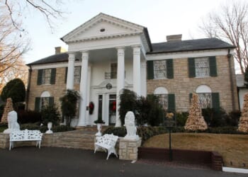 Trump makes impromptu visit to Graceland: ‘I love Elvis’