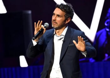 Comedian Gives Streaming Giant Ultimatum Over Muslim Joke, Says Company Caved