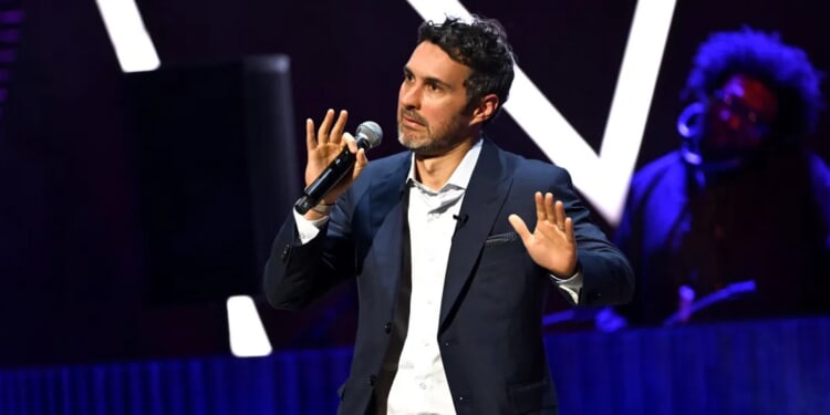 Comedian Gives Streaming Giant Ultimatum Over Muslim Joke, Says Company Caved