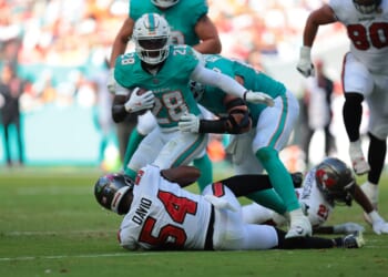 Dolphins Tell Teams De’Von Achane Is Not for Trade as Miami’s Reset Spares New Offensive Centerpiece