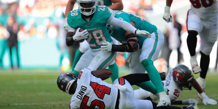 Dolphins Tell Teams De’Von Achane Is Not for Trade as Miami’s Reset Spares New Offensive Centerpiece