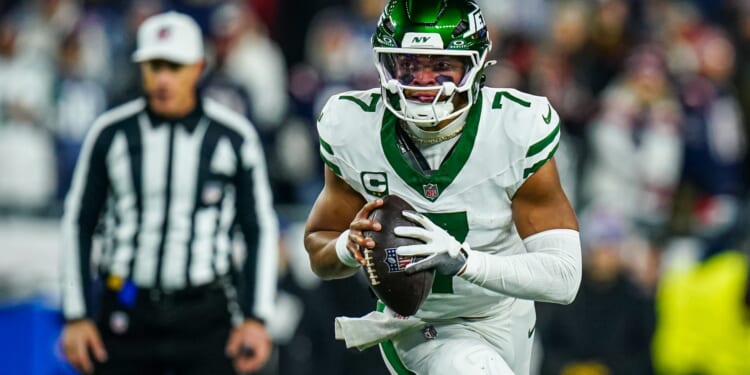 Jets Deal Justin Fields to Chiefs for 2027 Pick, Mahomes ACL Rehab Forces Kansas City to Stock the Room