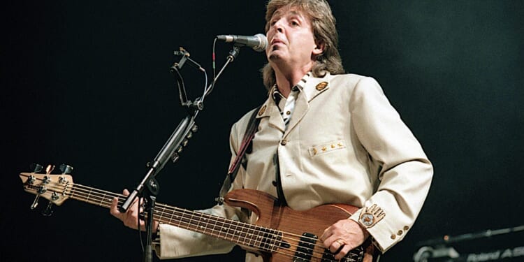 Paul McCartney Draws Hollywood Elite, Bans Phones at Exclusive Los Angeles Show [WATCH]
