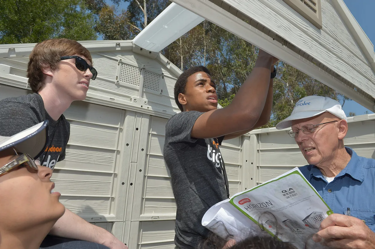 PASADENA, CA - APRIL 30: Actors Noah Crawford (L) and Chris O'Neal from Nickelodeon's "How to Rock" volunteer with students for a Big Help environmental project at New Horizon Elementary & Middle School on April 30, 2012 in Pasadena, California. (Photo by Charley Gallay/Getty Images for Nickelodeon)