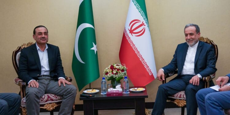 Iranian foreign minister heads to Pakistan, signaling a possible revival of peace talks