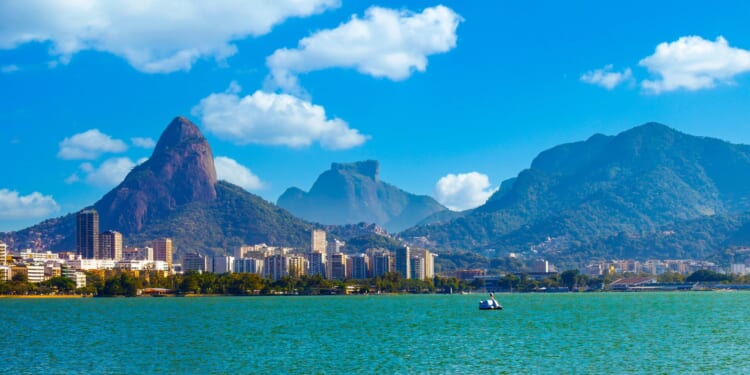 200 Tourists Trapped on Rio Mountaintop as Police Hunt for Gang Leader [WATCH]