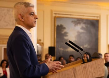 3,000 Muslims gather for prayer in Trafalgar Square, sparking debate