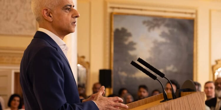 3,000 Muslims gather for prayer in Trafalgar Square, sparking debate
