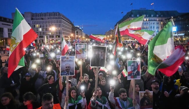 Iranian Sana Ebrahimi Takes Dave Smith APART for Tone-Deaf, Anti-Trump Post About Iran and the Stone Age – Twitchy