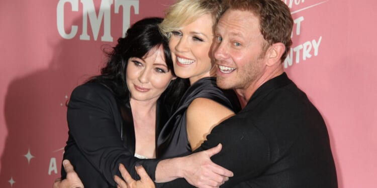 Jennie Garth Recalls “Bad Vibes” Working With Dan Schneider on a WB Sitcom [WATCH]