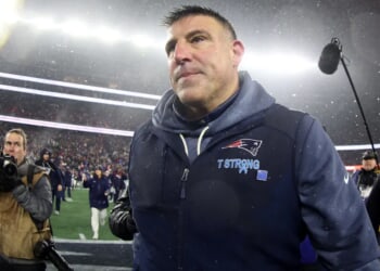 Patriots’ Mike Vrabel Bombarded With Scandal Questions In Airport Video After Allegedly Cheating With Dianna Russini