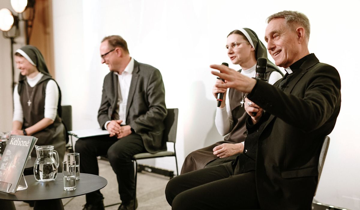 Gänswein says he prays to Benedict XVI, confirms hope for beatification cause